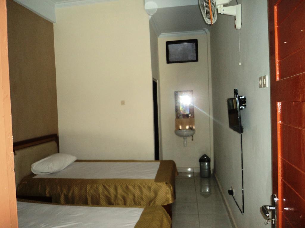 Hotel Sentral Pabean Buleleng Chambre photo
