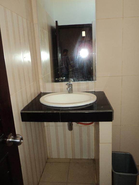 Hotel Sentral Pabean Buleleng Chambre photo